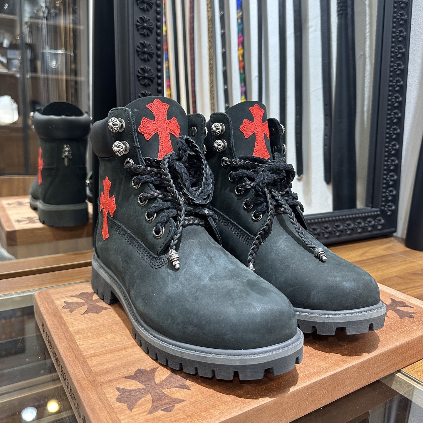 CH chromehearts x Timberland Black Boots with Red Cross Design. Sizes: 36-45. Customization period: 7-15 days.