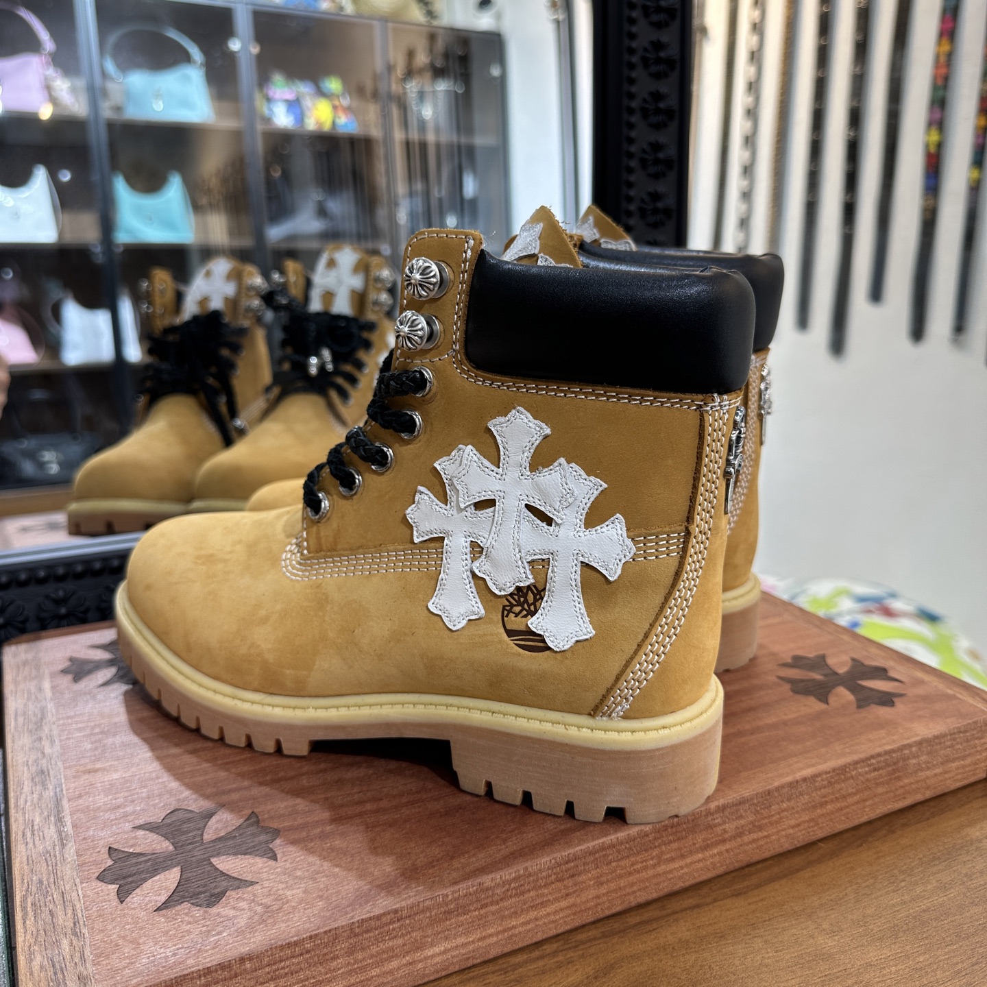 CH Chrome Hearts x Timberland new double-sided three-cross leather boots. Sizes: 36-46. Customization period: 7-10 days.