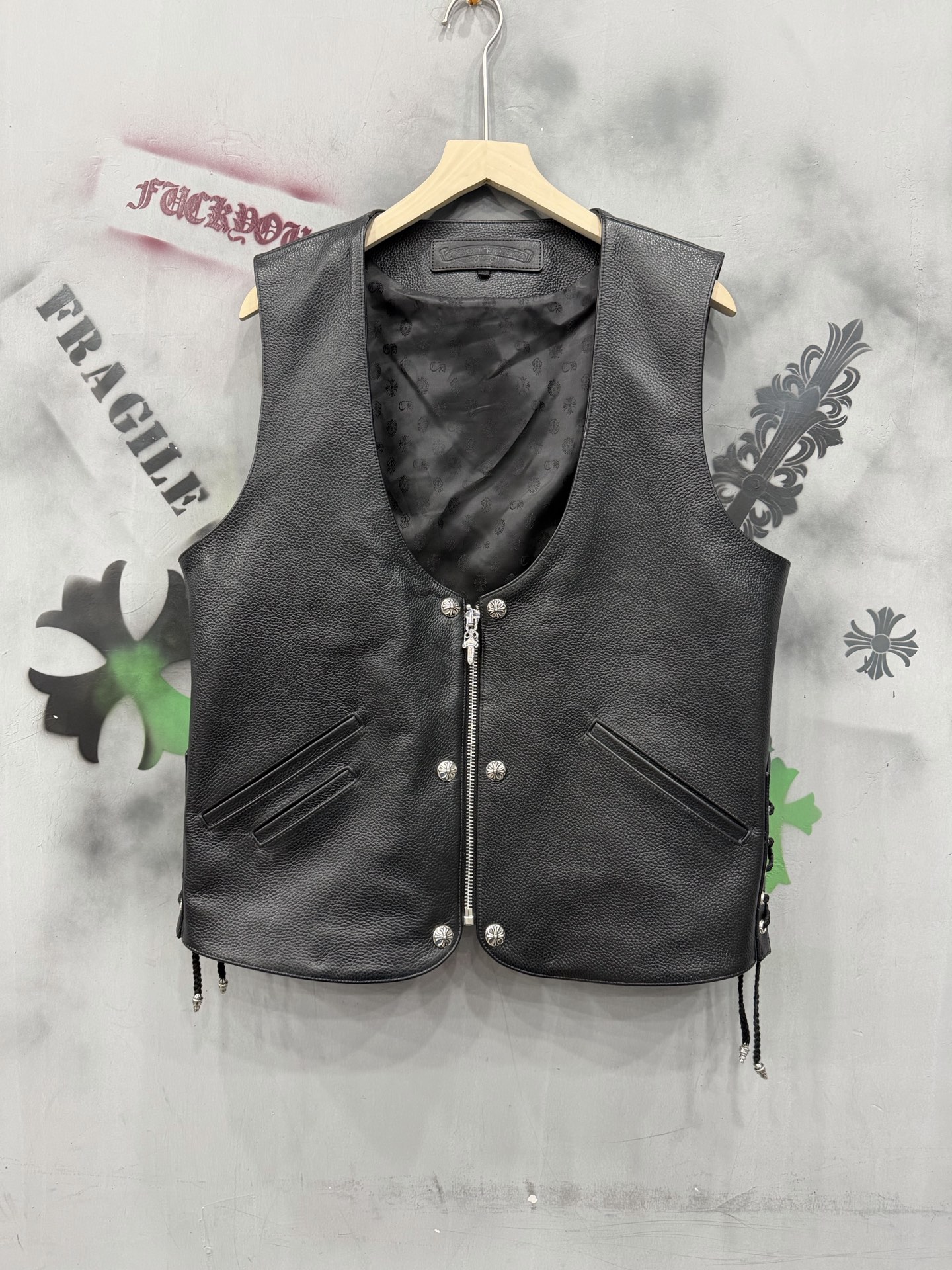 CH rome Hearts classic basic biker vest made of top-grain tumbled leather. Sizes: S-XXL