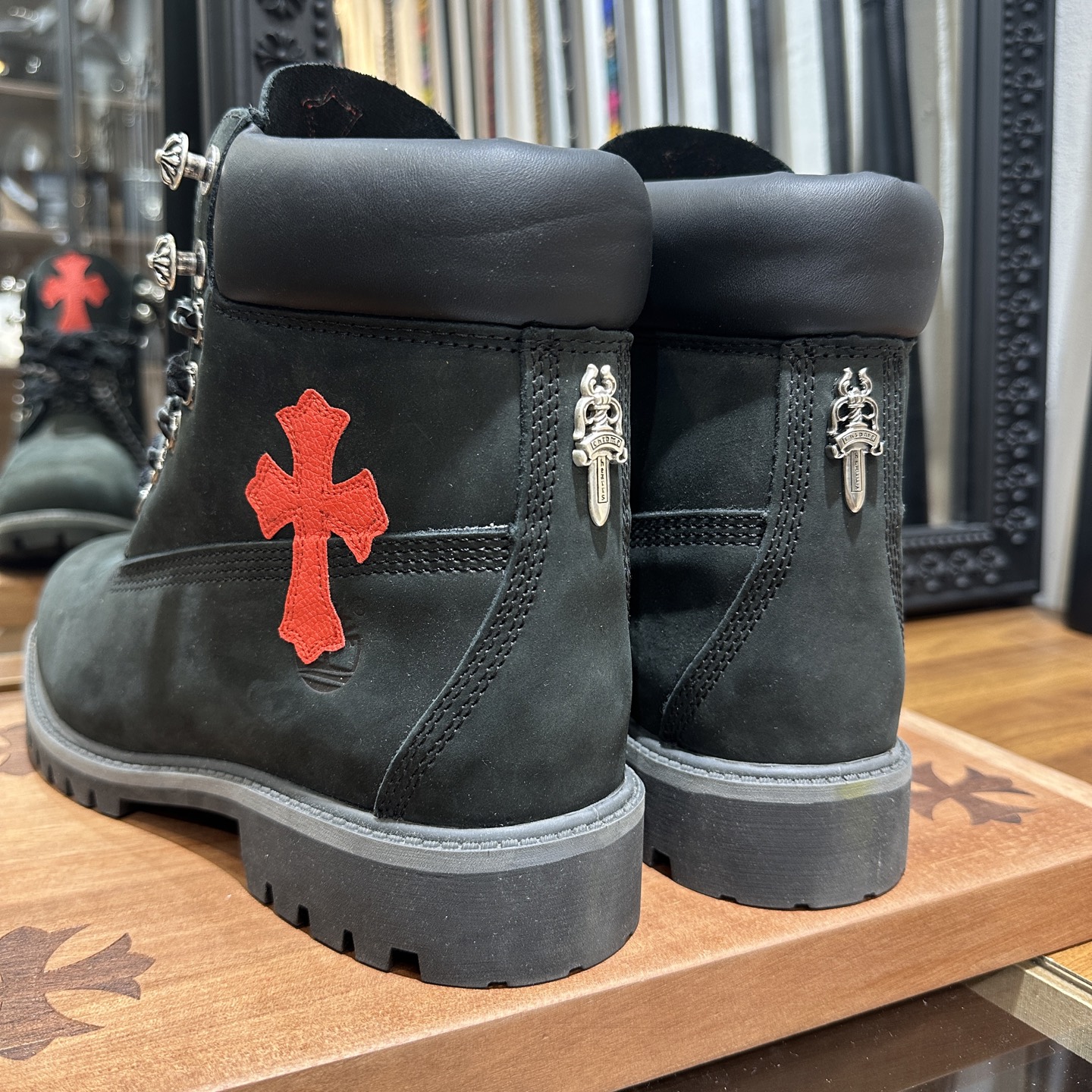 CH chromehearts x Timberland Black Boots with Red Cross Design. Sizes: 36-45. Customization period: 7-15 days.