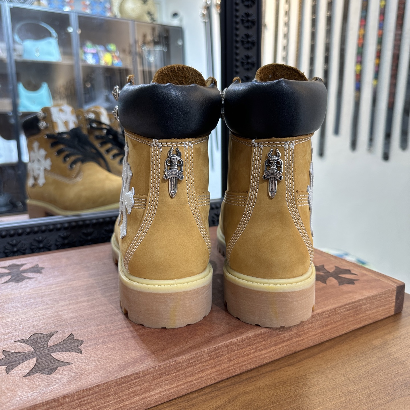 CH Chrome Hearts x Timberland new double-sided three-cross leather boots. Sizes: 36-46. Customization period: 7-10 days.