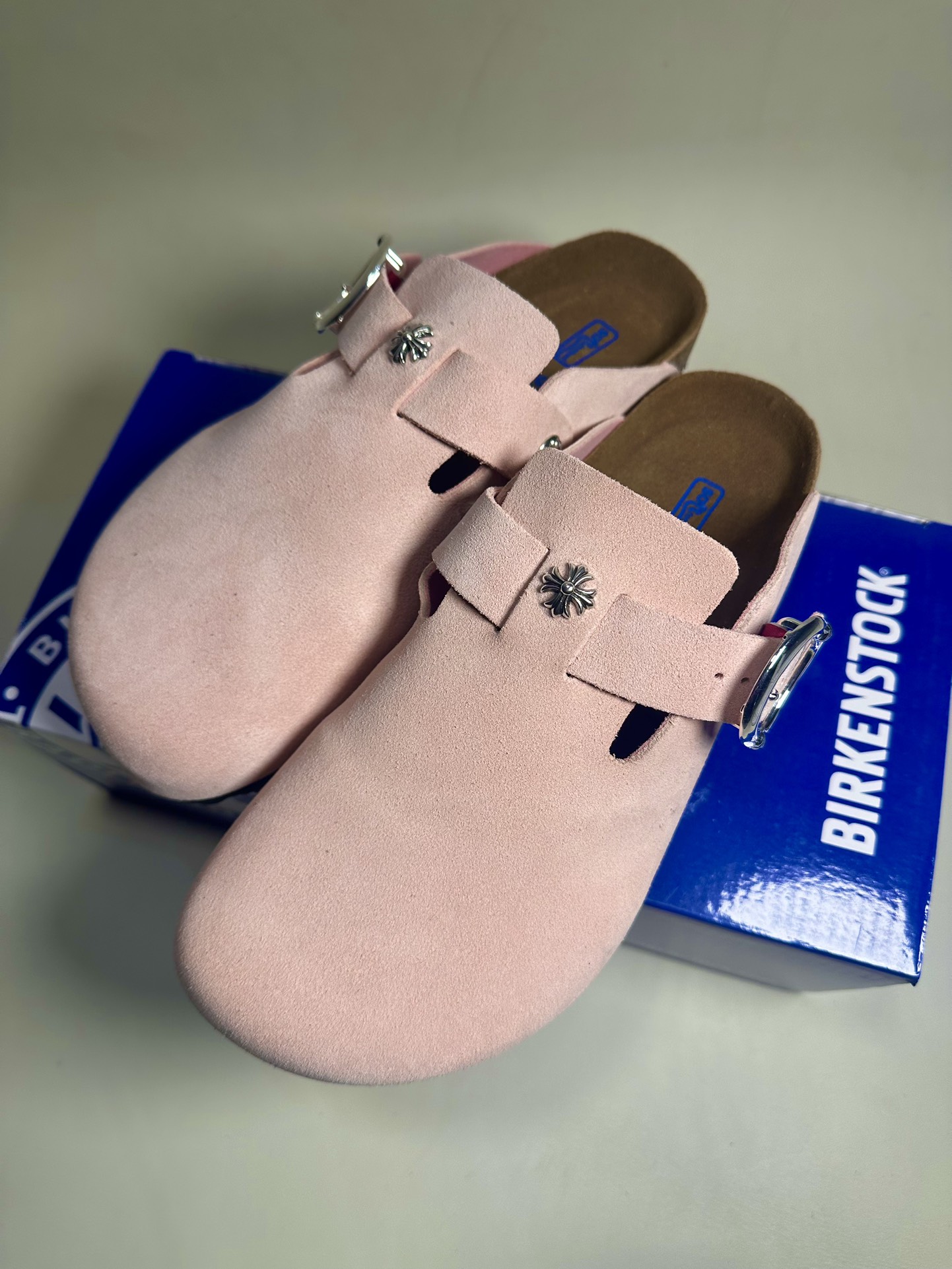 CH Chrome Hearts x Birkenstock: Top-grain suede leather, cork midsole, non-slip rubber outsole, closed-toe sandals/casual shoes. Sizes: 36-45