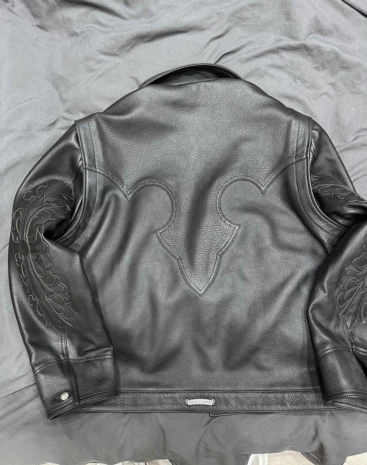 CH Chrome Hearts classic double-arm embroidered flame leather jacket with vine pattern. 1.2mm thick. Sizes: S/M/L/XL/XXL